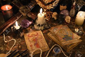 71577200-rituel-mystique-avec-cartes-de-tarot-objets-anciens-croix-et-bougies-le-concept-d-halloween-la-ma